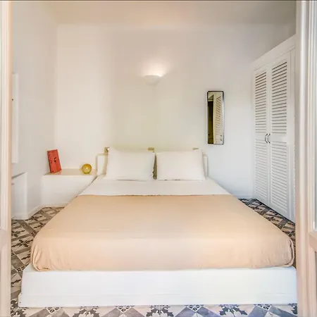 Sunhaus Daire Perissa (Santorini)